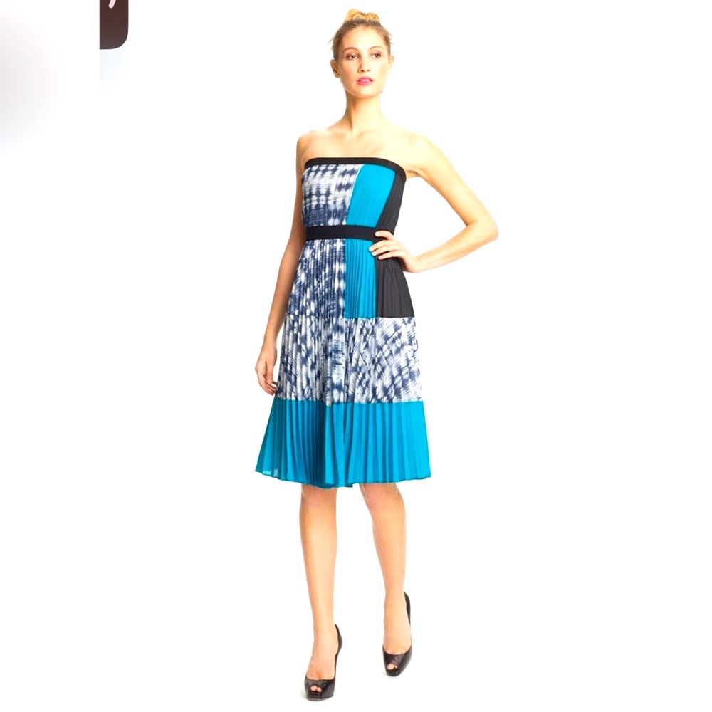 Bcbg NWT Max Azria pleated strapless dress.
Size XS Abstract design in XS